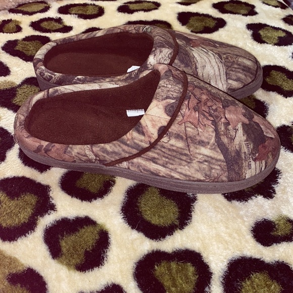 Men’s slip-on camouflaged house slippers. - Picture 2 of 4